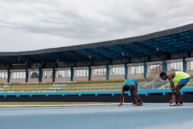 Athleten an der Startlinie im Stadion