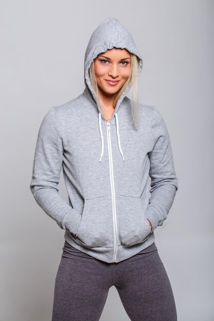 Kostenloses Foto athletische eignungsfrau im grauen hoodie. studio-shooting