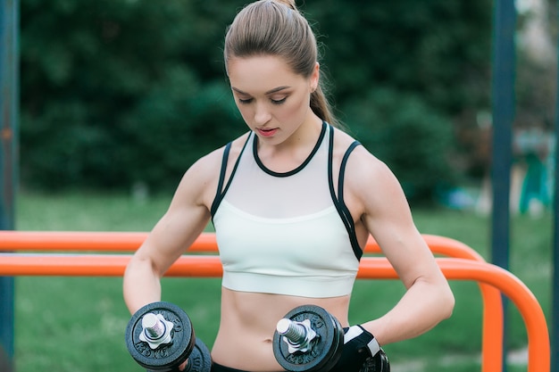 Athletische Frau, die Übung für Arme tut.