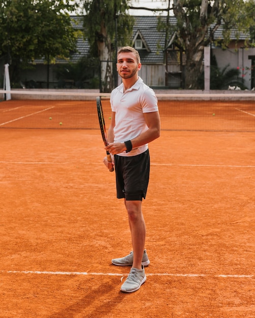 Athletische junge Tennisspieleraufstellung