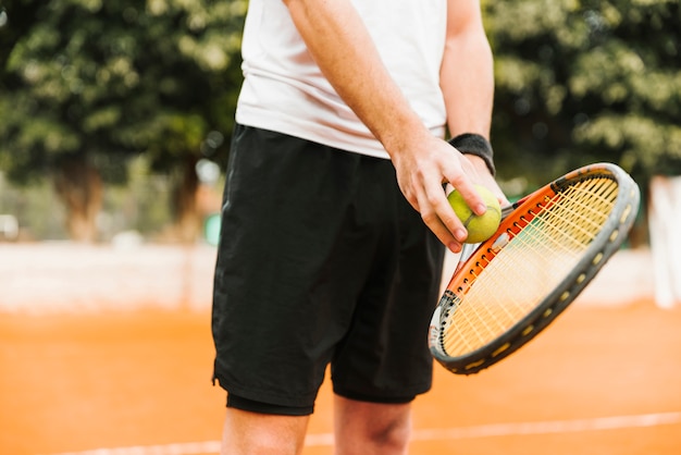 Athletischer Junge, der Tennis spielt