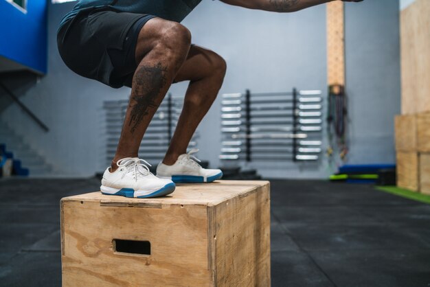 Athletischer Mann, der Boxsprungübung macht.