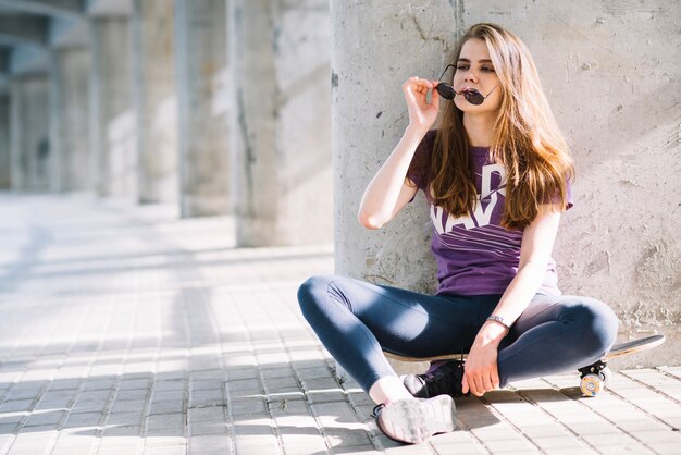 Athletisches Mädchen mit Sonnenbrille