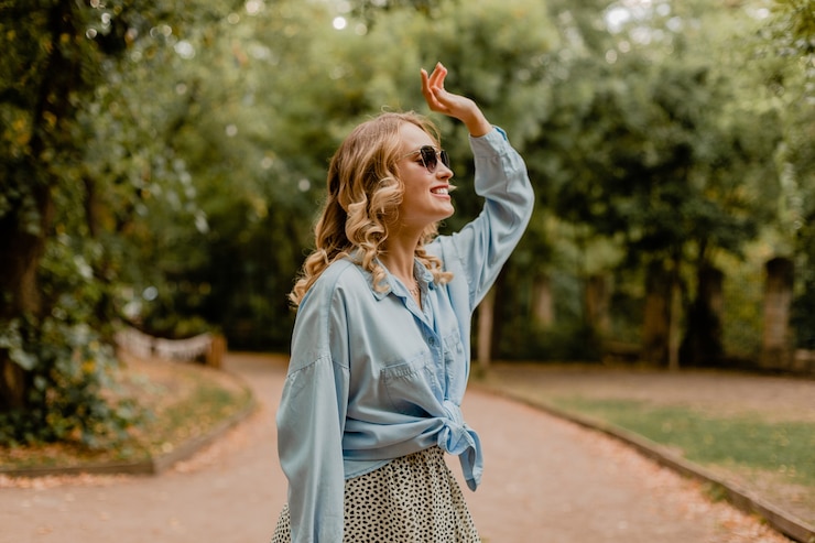 Kostenlose Foto attraktive blonde lächelnde frau, die im park im sommeroutfit geht