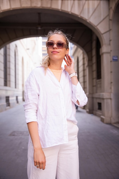Attraktive Frau auf der Straße mit Sonnenbrille