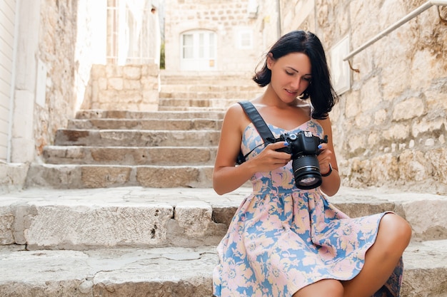Attraktive Frau im Kleid Treveling im Urlaub in der Altstadt von Italien beim Fotografieren vor der Kamera