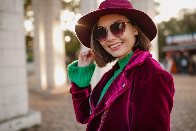 Attraktive Frau im trendigen Outfit im Herbststil, die auf der Straße geht