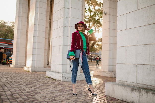Attraktive Frau im trendigen Outfit im Herbststil, die auf der Straße geht