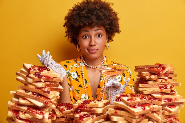 Kostenloses Foto attraktive frau mit afro-haaren, umgeben von erdnussbutter-gelee-sandwiches