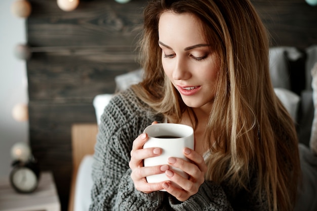 Attraktive Frau trinkt Morgenkaffee