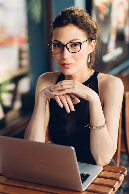 Attraktive Geschäftsfrau, die an seinem Laptop arbeitet