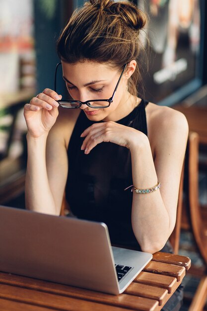 Attraktive Geschäftsfrau, die an seinem Laptop arbeitet