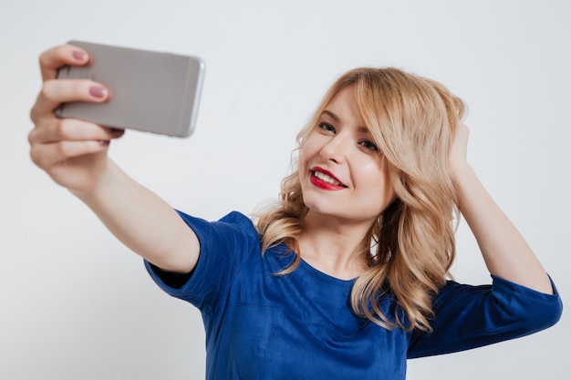 Attraktive junge Dame machen Selfie per Telefon