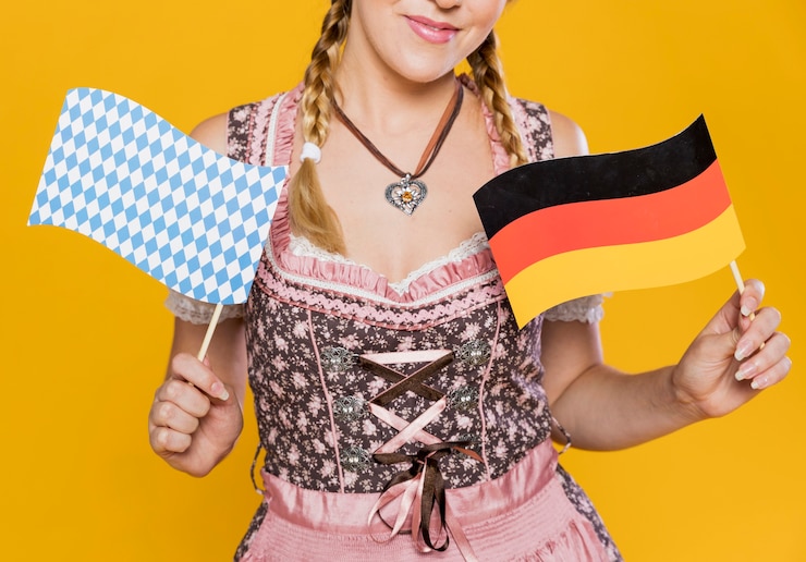 Kostenlose Foto attraktive junge frau, die flaggen hält