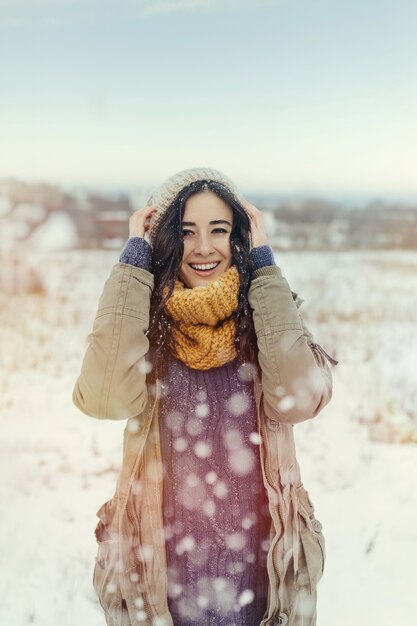 Attraktive junge Frau in der Winterzeit im Freien