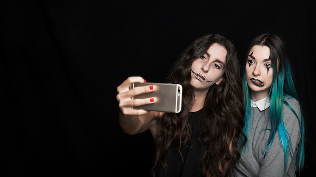 Attraktive junge Frauen, die selfie nehmen