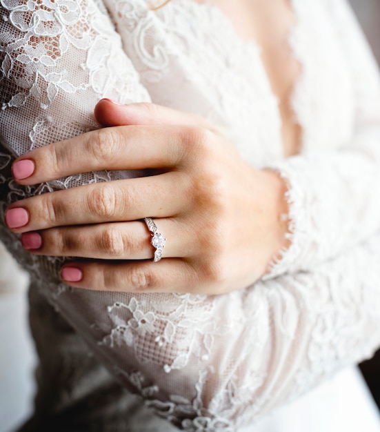 Attraktive schöne Braut, die an Hand Verlobungs-Ehering zeigt
