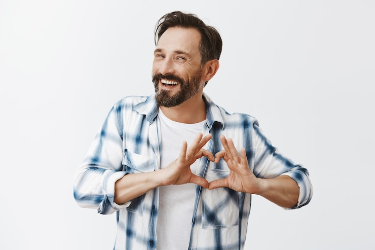 Kostenlose Foto attraktiver bärtiger reifer mann, der aufwirft