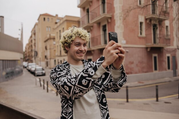 Kostenloses Foto attraktiver junger mann, der selfie tut