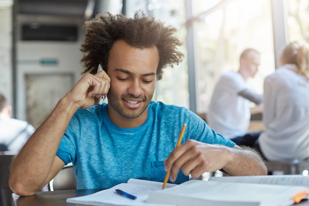 Attraktiver Mann mit Afro-Frisur, die Ruhe hat