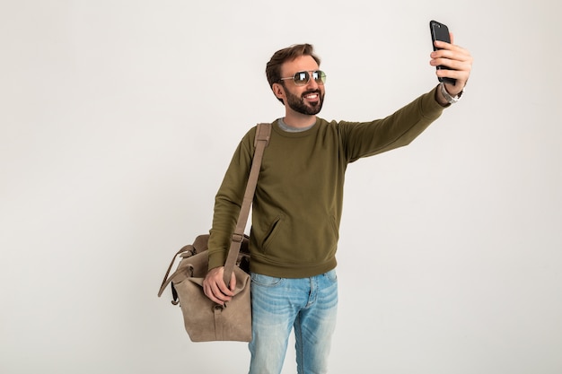 Attraktiver Mann Reisender mit Tasche lokalisiert Selfie Foto