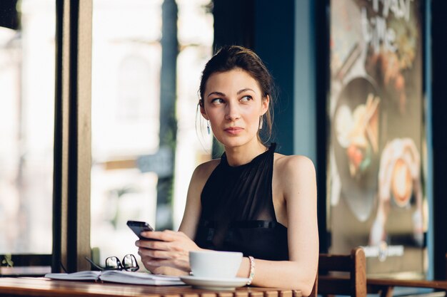 Attraktives Mädchen, das am Telefon spricht