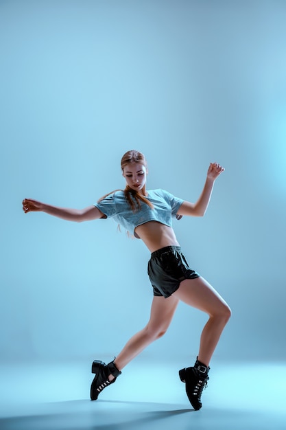 Attraktives Mädchen tanzt twerk