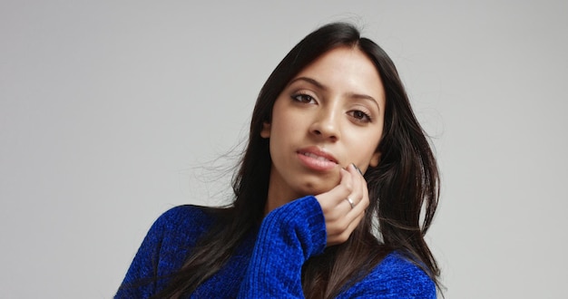 Kostenloses Foto attraktives weibliches latino-model in warmem hellblauem pullover