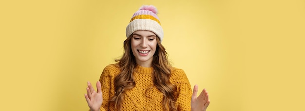 Kostenloses Foto attraktives zartes mädchen, das freunden nacherzählt, was geburtstagsgeschenk bekommen hat, und eine große geschenkbox lächelnd beschreibt