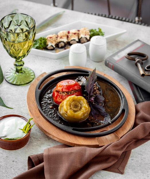 Auberginen Dolma mit Tomaten und Bauch Pfeffer