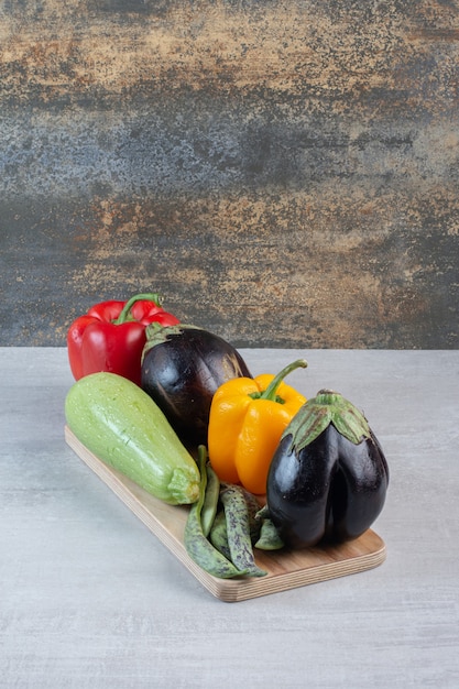 Auberginen, Paprika und Zucchini auf Holzteller. Hochwertiges Foto