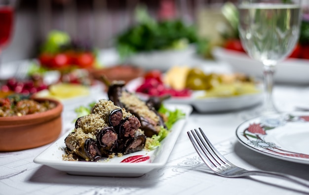 Kostenloses Foto auberginenrolle walnüsse zwiebel knoblauch frischkäse auf salat seitenansicht