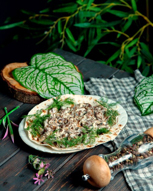 Auberginensalat unter Soße auf dem Tisch