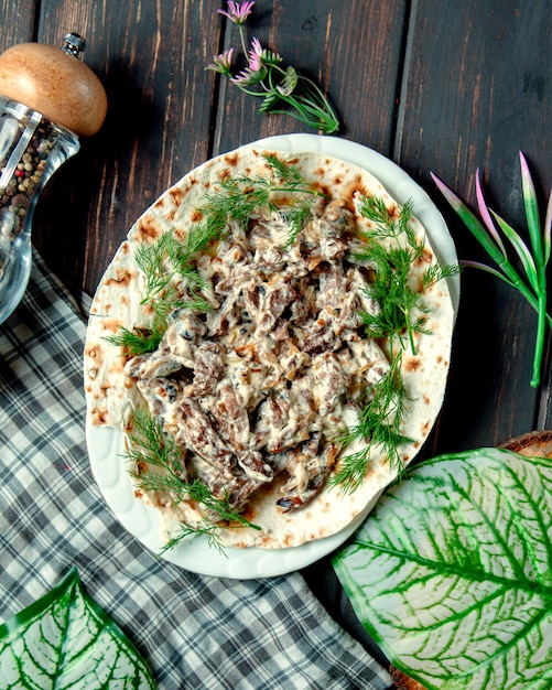 Kostenloses Foto auberginensalat unter soße auf dem tisch