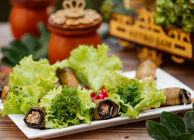 Auberginenwickel mit Hackfleisch und Kräutern, serviert mit Salatblättern