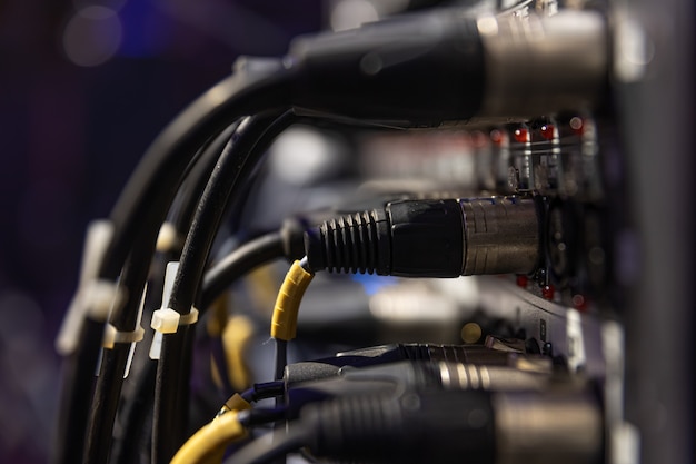 Audio Snake und Stage Box mit XLR-Kabeln und Buchsen bei einer Live-Show.