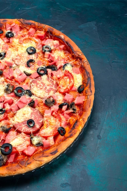 Auf dem blauen Schreibtisch wurde eine köstliche Pizza mit Olivenwurst und Käse von oben nach oben gebacken.