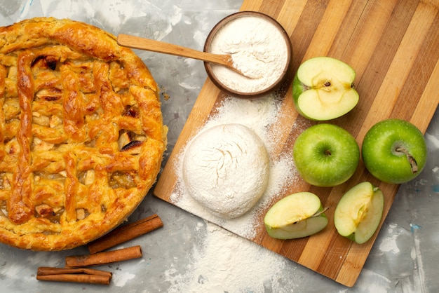 Auf dem weißen Schreibtischkuchen-Keks bildete sich eine Apfelkuchenrunde von oben mit köstlichem frischem Apfelmehl