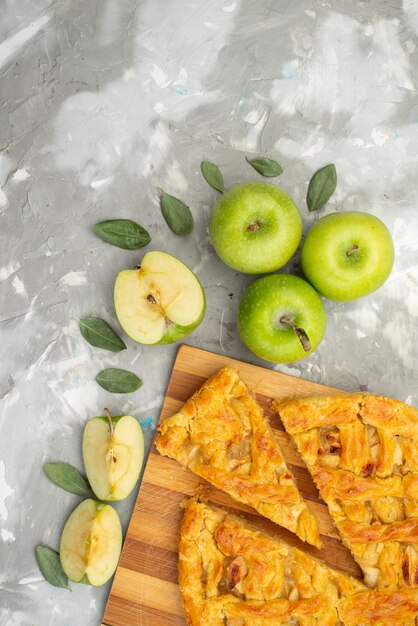 Auf dem weißen Schreibtischkuchen-Keks bildete sich eine Apfelkuchenrunde von oben mit köstlichen frischen Äpfeln