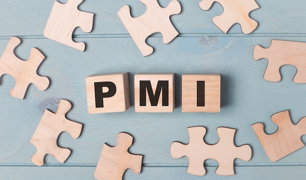 Auf hellblauem hintergrund liegen leere puzzles und holzwürfel mit dem pmi project management institute.