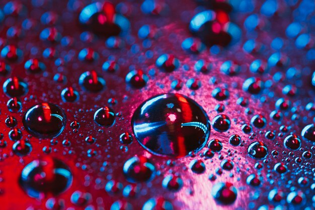 Auffrischungsblasenhintergrund des roten und blauen Wassers