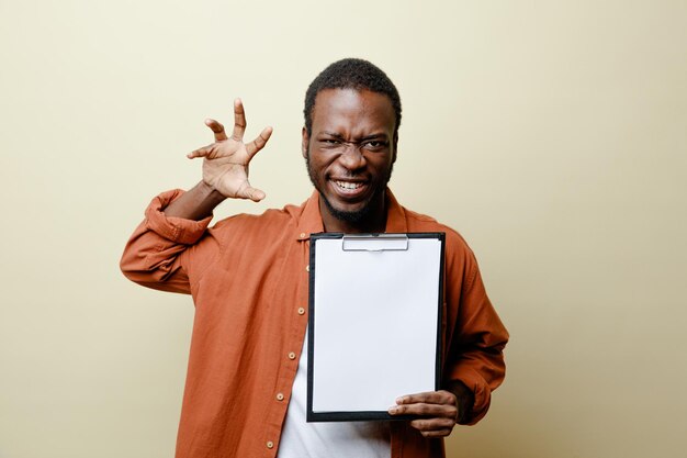 Aufgeregt hebende Hand junger afrikanisch-amerikanischer Mann, der Klemmbrett isoliert auf weißem Hintergrund hält