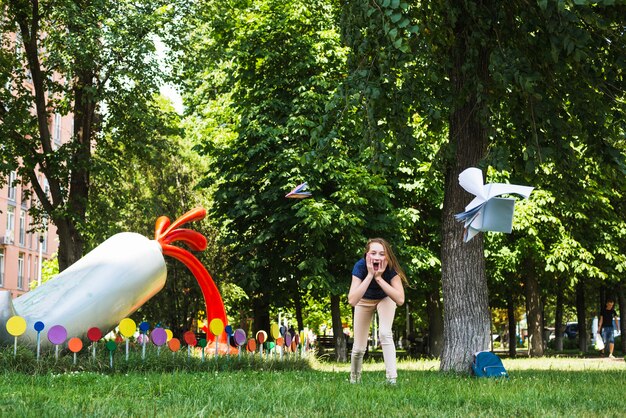 Aufgeregt Student beobachten Lehrbücher fliegen in der Luft