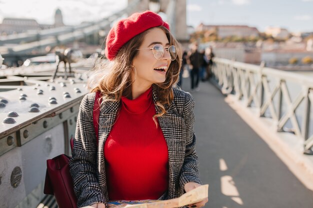 Aufgeregte Dame besuchte alte europäische Stadt im Herbstwochenende