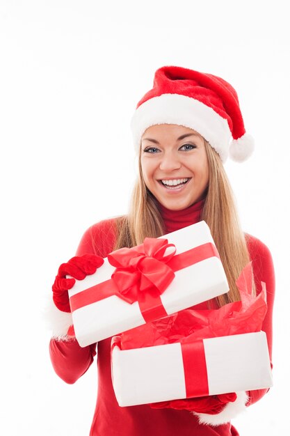 Aufgeregte Frau, die weiße Geschenkbox öffnet