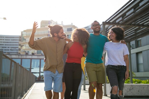 Aufgeregte fröhliche Mischung raste Freunde genießen zu Fuß