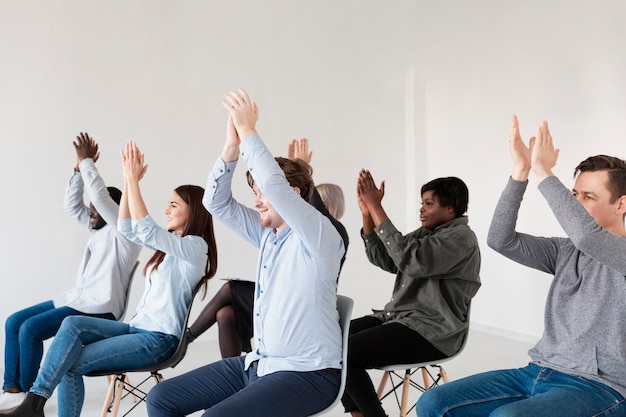 Aufgeregte Reha-Patienten applaudieren