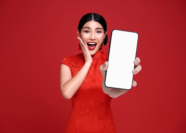 Aufgeregte schöne chinesische asiatische Frau hält ein Smartphone-Mockup eines leeren Bildschirms