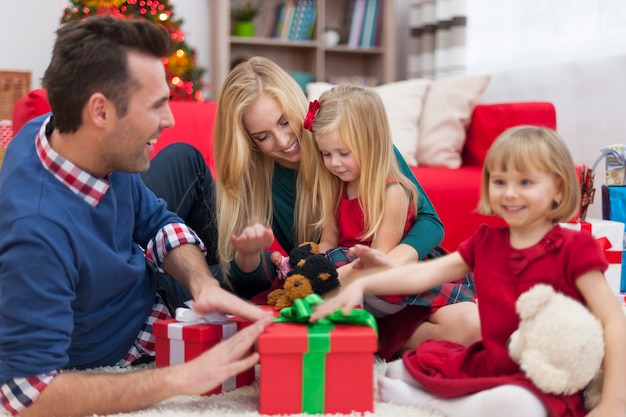 Aufgeregte Schwestern sind bereit, Weihnachtsgeschenke zu öffnen