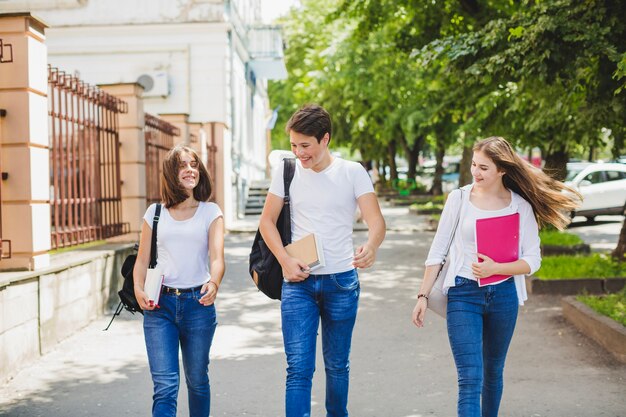 Aufgeregte Studenten gehen auf der Straße